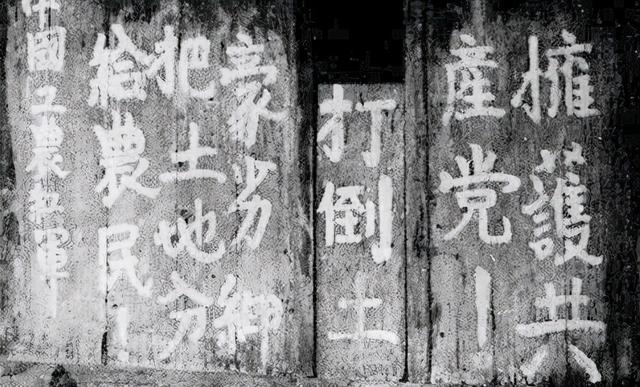 1954年，一农村老太太来到南京，周少将含泪迎接：娘，儿子在这