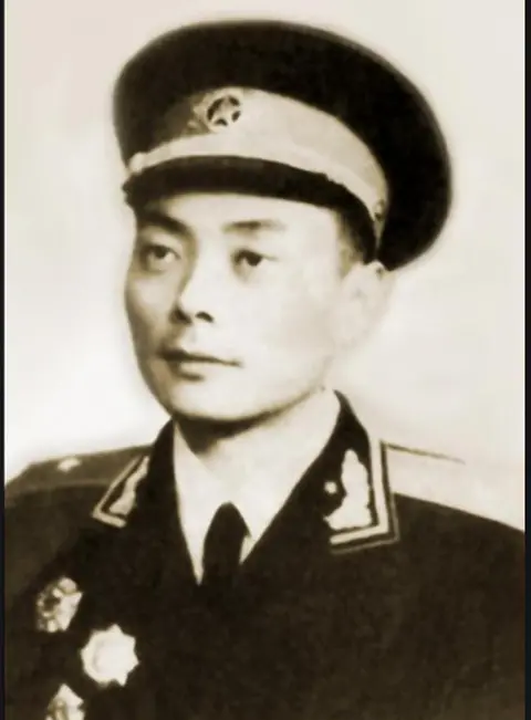 1954年，一农村老太太来到南京，周少将含泪迎接：娘，儿子在这