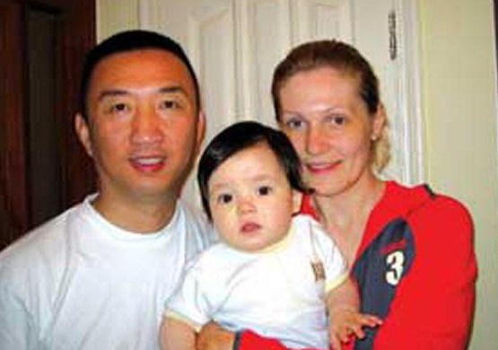 1999年，中国战地记者为报救命之恩娶俄特种兵遗孀，现在怎么样了