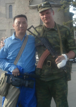 1999年，中国战地记者为报救命之恩娶俄特种兵遗孀，现在怎么样了