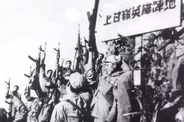 1952年，朝鲜战场1名战士发怒追杀60多名美军，到底发生了什么？