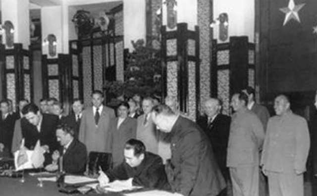 1954年，中国空军误击英国客机让美国出动双航母施压，后来怎么样