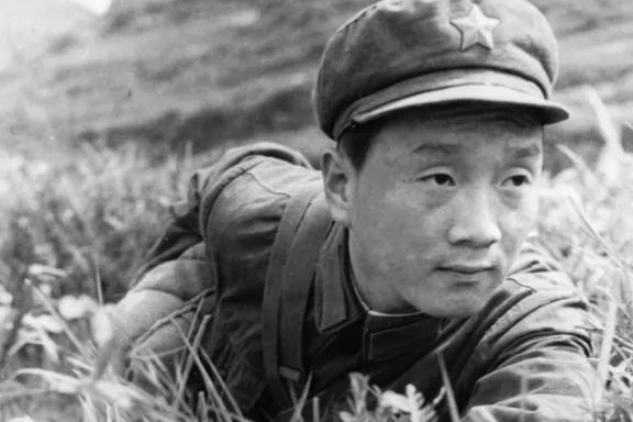 1979年，刚入伍52天的新兵就荣获一等功，他被授什么军衔？