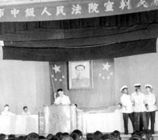 1960年，那个伪造周总理签名骗取银行20万巨款的人，最后怎样了？