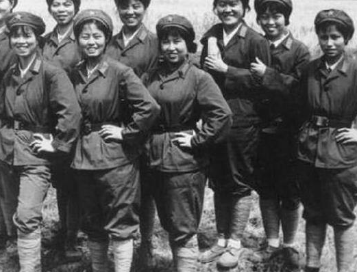 对越反击战第一个牺牲的女兵，遗体被烧焦，队长哭泣：没保护好她