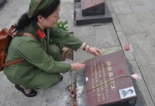 对越反击战第一个牺牲的女兵，遗体被烧焦，队长哭泣：没保护好她