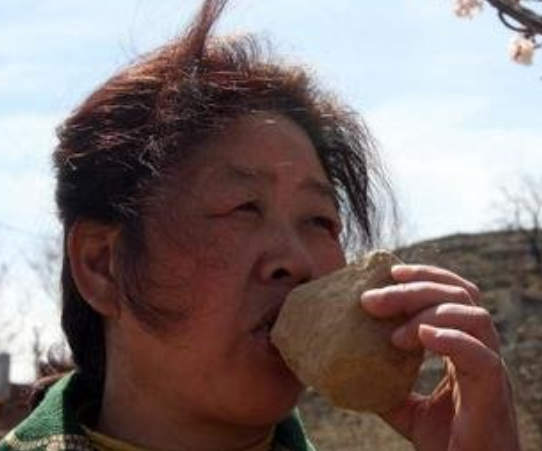 河南农妇“吃土”54年，去医院检查一切正常，嫁人后还回娘家收土