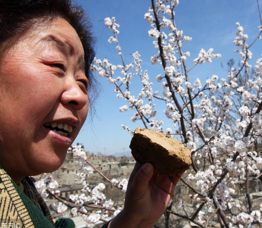 河南农妇“吃土”54年，去医院检查一切正常，嫁人后还回娘家收土