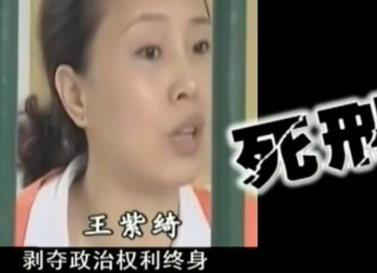 2009年，重庆出动200多名警察，抓捕涉黑女老大，解救上千名女性