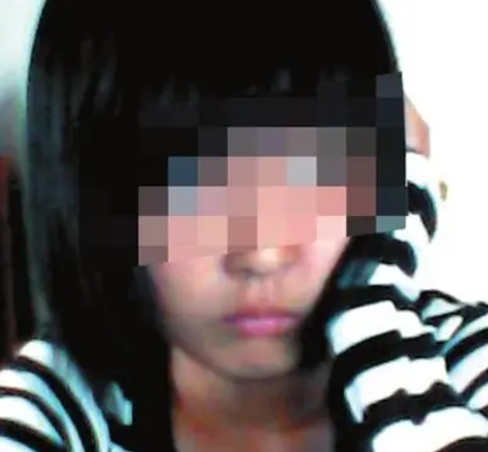 故事：2010年，山东初一女生被班主任勒令三次剪发后，喝农药自杀
