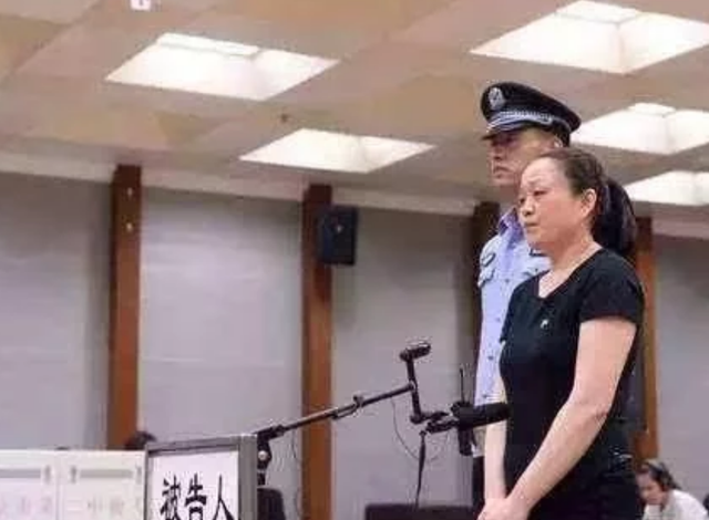 39岁女儿找母亲借钱做生意，被母亲拒绝后，强灌5支水银到嘴里