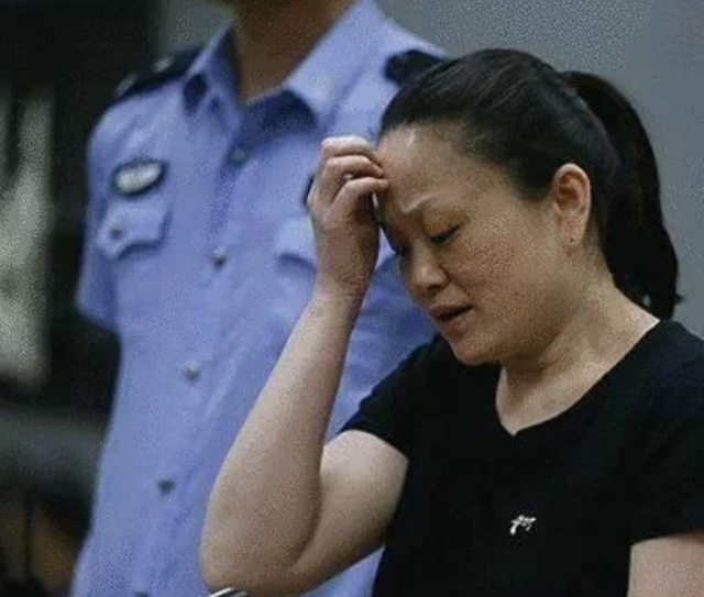 39岁女儿找母亲借钱做生意，被母亲拒绝后，强灌5支水银到嘴里