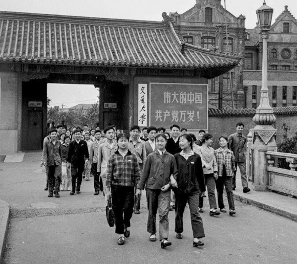 1976年，主席逝世后安排守夜，李敏看着名单说：我哥哥被落下了