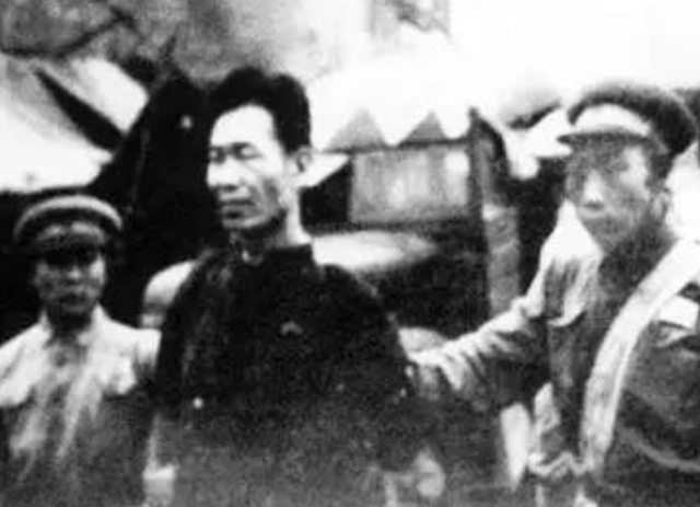 1950年，重庆菜贩和大妈讨价还价被认出身份，公安抓捕后判处死刑