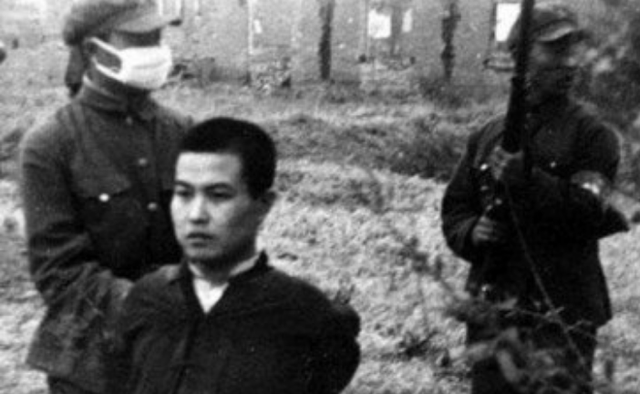 1950年，重庆菜贩和大妈讨价还价被认出身份，公安抓捕后判处死刑