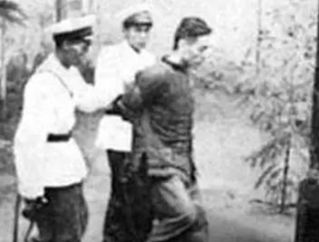 1950年，重庆菜贩和大妈讨价还价被认出身份，公安抓捕后判处死刑