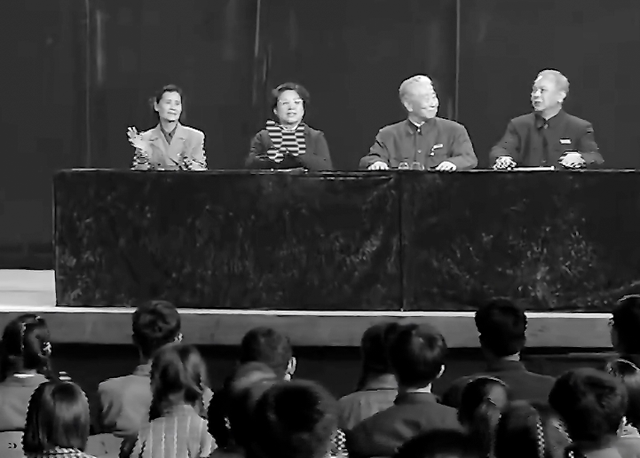 1974年华国锋便装参加家长会，发表了一番讲话后，全场掌声雷动