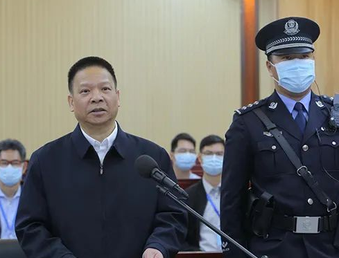 广东3任银行行长私吞40亿逃亡美国，2018年被捕后，下场大快人心