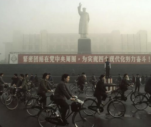 外媒记者刁难邓小平，问他为何总是二把手，邓小平的回答让人佩服