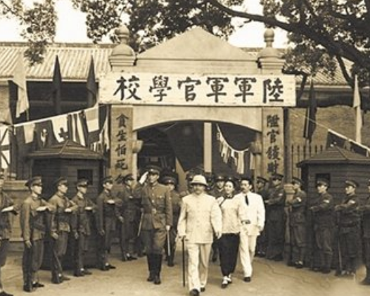 1934年，蒋介石黄埔军校十周年庆典，现场举行大阅兵意义何在？