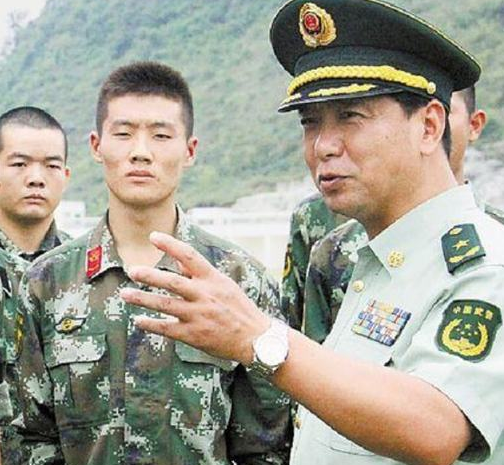 丁晓兵：中国唯一一位用左手敬礼的将军，为押回越军俘虏自断右臂