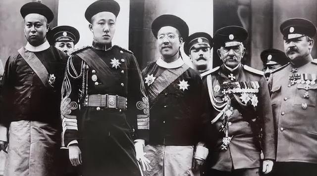 1954年，毛主席见清朝禁卫军司令笑道：看起来不像征战沙场的将军
