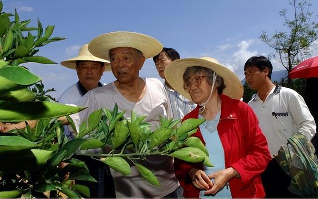 2019年褚时健追悼会，现场千人送别，马静芬哭着表白：来生还要嫁