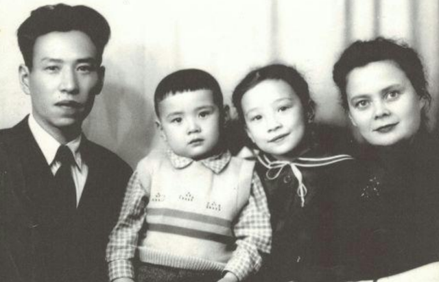 1998年，王光美让人带钱去俄罗斯，邀请刘少奇外国孙子：回家看看