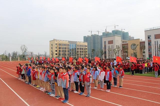 2013年，广东老师丢了2000块把女孩喊来问责，女孩做法老师后悔了