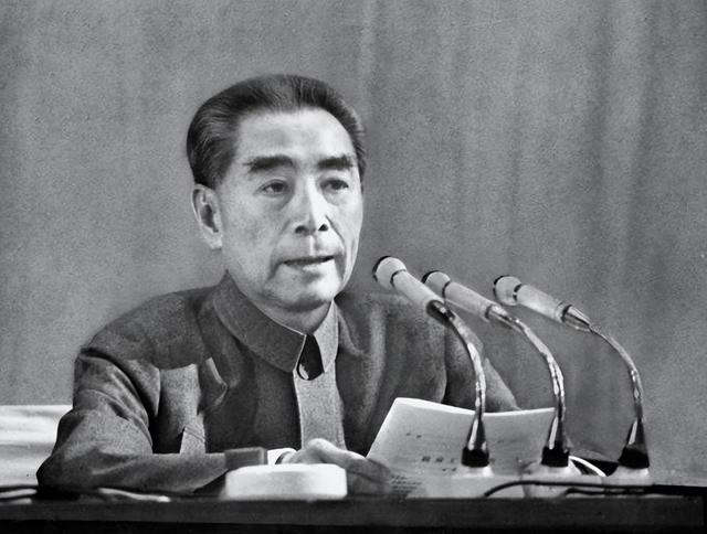 1976年周总理追悼会上，宋庆龄中途愤然离场后闹出辞职风波，为何