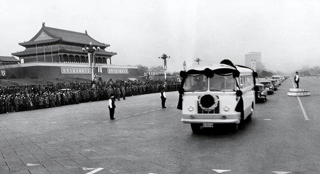 1976年周总理追悼会上，宋庆龄中途愤然离场后闹出辞职风波，为何