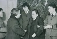 1976年周总理追悼会上，宋庆龄中途愤然离场后闹出辞职风波，为何