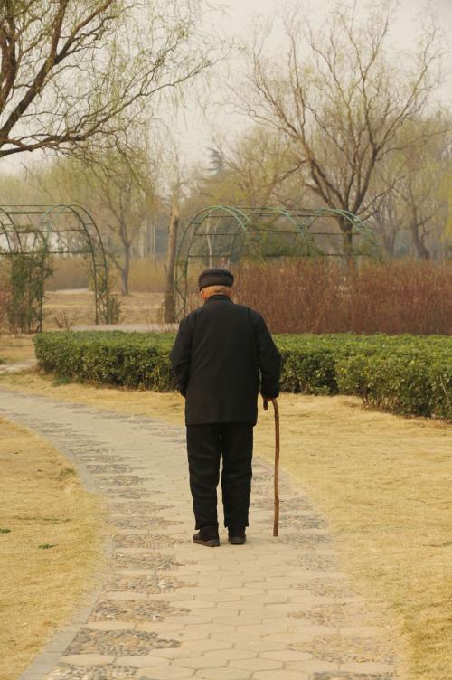 2013年，92岁老人住地下室被家人断水断电，邻居看不下去直接报警