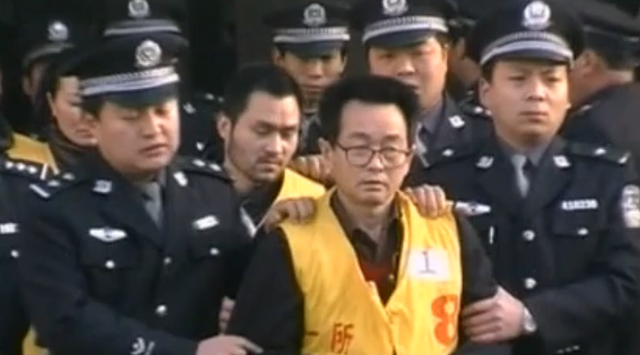 2001年，河南涉黑大佬嚣张闯警局挑衅，任长霞桌子一拍：直接拿下