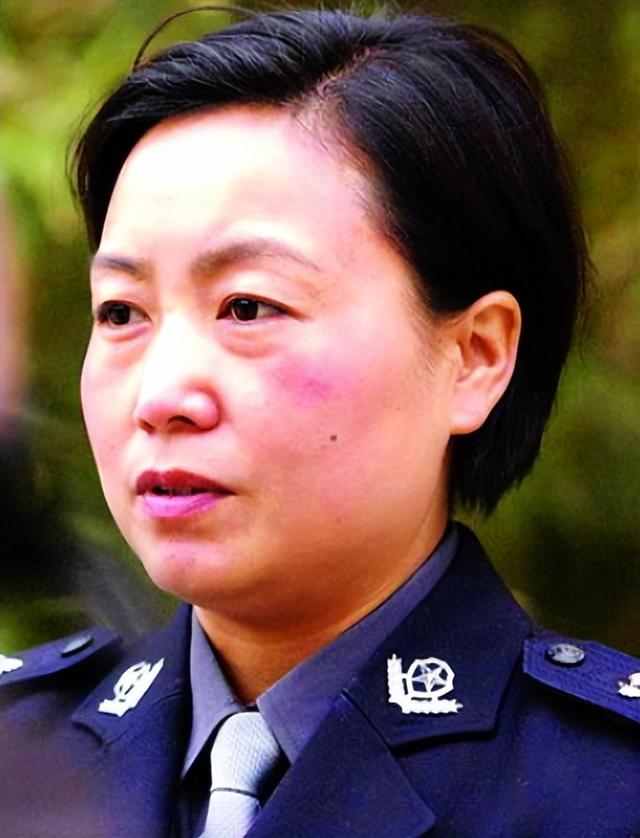 2001年，河南涉黑大佬嚣张闯警局挑衅，任长霞桌子一拍：直接拿下