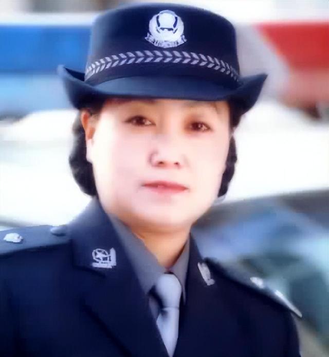 2001年，河南涉黑大佬嚣张闯警局挑衅，任长霞桌子一拍：直接拿下