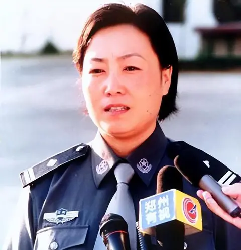 2001年，河南涉黑大佬嚣张闯警局挑衅，任长霞桌子一拍：直接拿下