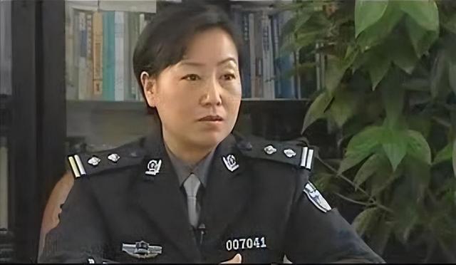 2001年，河南涉黑大佬嚣张闯警局挑衅，任长霞桌子一拍：直接拿下