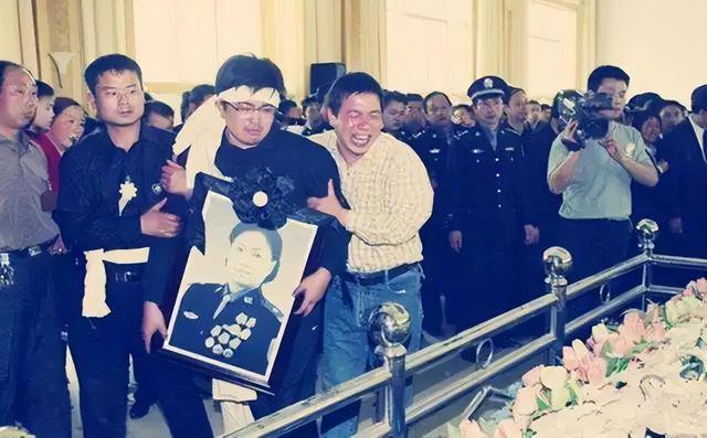 2001年，河南涉黑大佬嚣张闯警局挑衅，任长霞桌子一拍：直接拿下