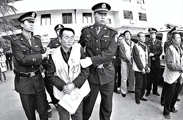 2001年，河南涉黑大佬嚣张闯警局挑衅，任长霞桌子一拍：直接拿下