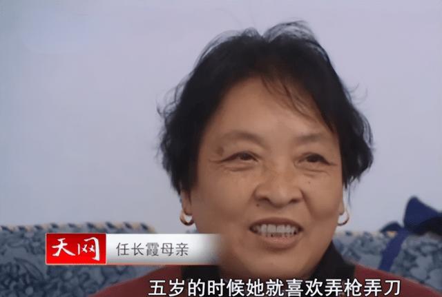 2001年，河南涉黑大佬嚣张闯警局挑衅，任长霞桌子一拍：直接拿下