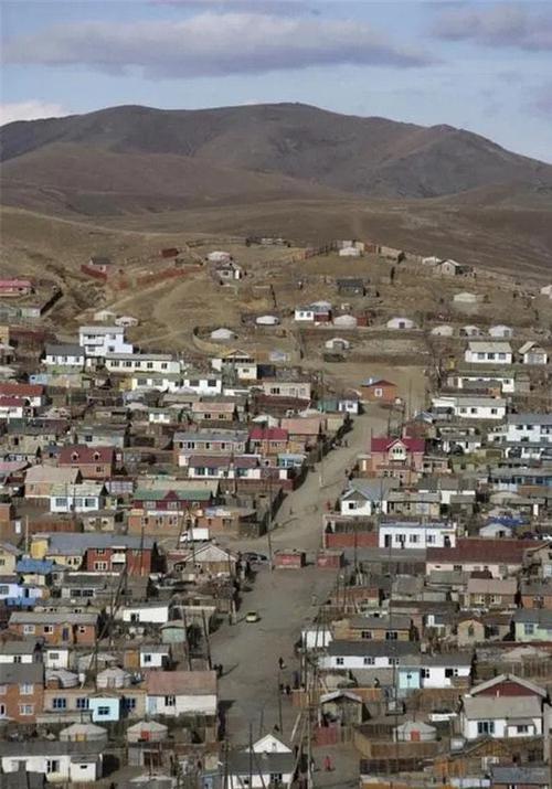 外蒙古混的到底有多惨？72%的土地荒漠化，全国仅有一条高速公路