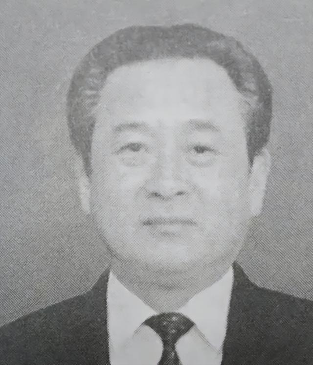 1976年，毛主席遗体告别现场，李敏发现不对劲：张仙朋怎么没来？