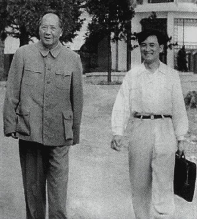1976年，毛主席遗体告别现场，李敏发现不对劲：张仙朋怎么没来？