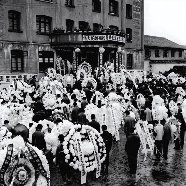 1976年，毛主席遗体告别现场，李敏发现不对劲：张仙朋怎么没来？