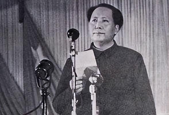 1956年毛主席专机中途失联，转危为安后，主席夸道：胡萍是个人才