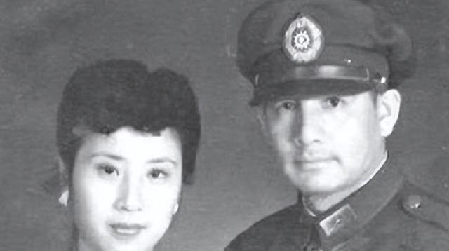 2007年，张灵甫死后60年其遗孀登上孟良崮，留下四个大字振奋人心
