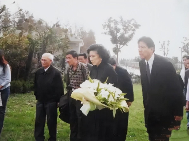 2007年，张灵甫死后60年其遗孀登上孟良崮，留下四个大字振奋人心