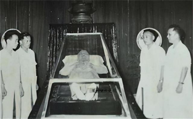 1969年胡志明逝世后，周总理电告驻越大使不要立马去吊唁，为何？