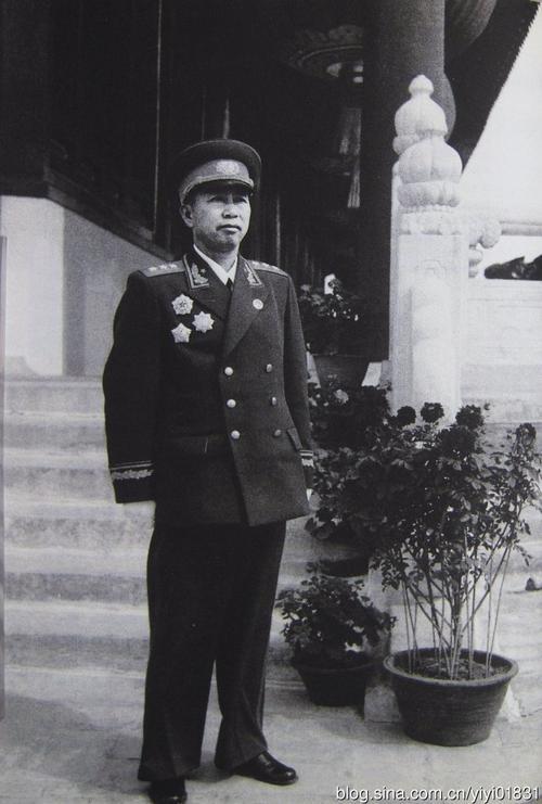 1951年刘亚楼一句话令主席落泪，主席：我没走之前，你不许先离开